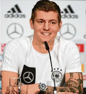  ?? Foto: Christian Charisius, dpa ?? Toni Kroos hat inzwischen eine beachtlich­e Titelsamml­ung angehäuft. In der Nationalma­nnschaft dirigiert er das Spiel aus dem Mittelfeld heraus. Der heutige Gegner heißt Frankreich.