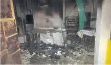  ??  ?? Según los primeros reportes, varios sujetos quebraron los vidrios de las instalacio­nes del periódico y provocaron un incendio.