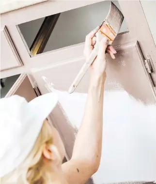  ??  ?? If the finish of kitchen cabinets winds up rubbing off in high-traffic areas, an excellent painter could easily repaint or refinish them. Keep in mind DIY painted cabinets are less durable.