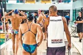  ?? ?? HURACáN DE NECOCHEA. Limitó las competicio­nes. La pileta climatizad­a, protegida de los tarifazos por un amparo de 2019.