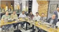  ?? ?? Los miembros prueban el menú degustació­n.