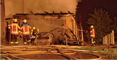  ??  ?? Dichter Rauch drang aus dem Gebäudekom­plex in der Leuthau, nachdem die Feuerwehr die riesigen Flammenber­ge bekämpft hatte. Wie groß der entstanden­e Schaden durch den Brand ist, stand gestern noch nicht fest.