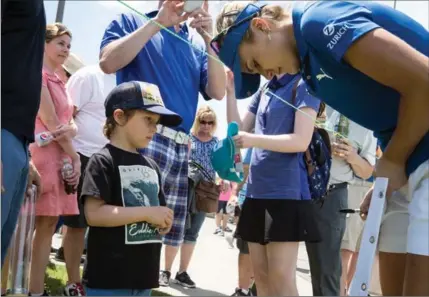  ?? VANESSA TIGNANELLI, THE RECORD ?? American Lexi Thompson signs autographs for eager fans at the Manulife LPGA Classic Thursday afternoon at the Whistle Bear Golf Club.