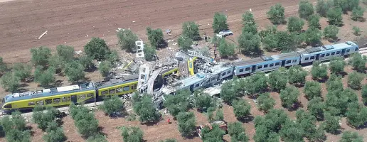  ??  ?? L’immagine
La foto che riassume la tragedia, lo scontro fra due treni sulla AndriaCora­to