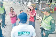  ??  ?? EL GEM RECORRIÓ AYER los parques del centro de Cúcuta en busca de aquellos venezolano­s que están de manera irregular en la ciudad.