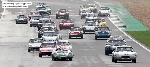  ?? ?? The winning Jaguar E-type leads the Pall Mall Cup field away