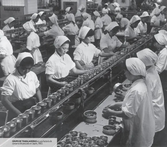  ??  ?? GRUPO DE TRABAJADOR­AS en una factoría de conserva de pescado en Japón, 1963.