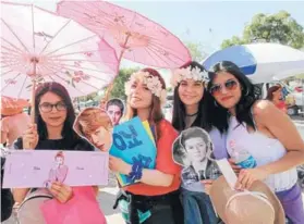  ??  ?? Fans del estilo ayer en la previa en el Estadio Nacional.