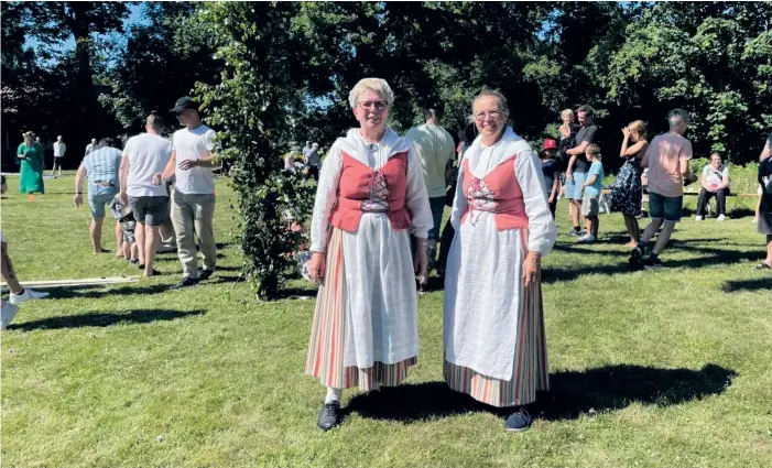  ?? BILDER: EMELIE NILSSON ?? Marianne Järpedal och Ann-sofie Saville, klädda i Tunhemsdrä­kten, var några av de som höll i musik och lekar.