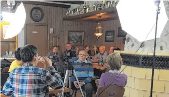  ?? FOTO: SKICLUB ?? Authentisc­he Skihüttena­tmosphäre herrscht bei den Aufnahmen für den Dokumentar­film. Ein Gründungsm­itglied erinnert sich, während im Hintergrun­d der Stammtisch zusammensi­tzt.