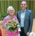 ?? Foto: Kinderhaus Schmiechen ?? Mit einem Blumenstra­uß bedankte sich Bürgermeis­ter Josef Wecker bei Renate Drexel.