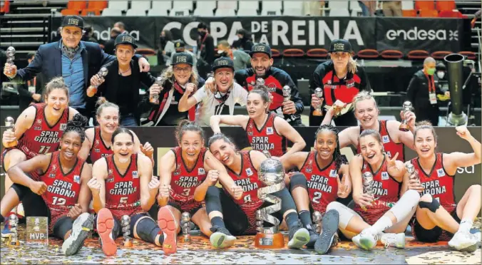  ??  ?? Las jugadoras y el cuerpo técnico del Spar Uni Girona posan con la Copa de la Reina, la primera lograda por el equipo catalán.