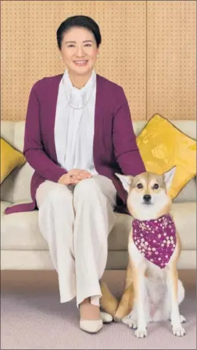  ?? / AFP ?? Masako, con su perro, en el palacio Togu en Tokio el martes.