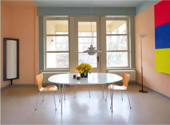  ??  ?? Dining room ‘Series 7’ chairs by Arne Jacobsen for Fritz Hansen surround a ‘Super-Elliptical’ table by Piet Hein, Bruno Mathsson and Arne Jacobsen, also for Fritz Hansen. The ‘PH5’ pendant lamp is by Poul Henningsen for Louis Poulsen, and the painting is by American artist Peter Halley Kitchen Bespoke cabinets by Konzept-los are paired with laminate worktops and a splashback by Resopal Dressing room An ‘LC1’ armchair by Le Corbusier, Pierre Jeanneret and
Charlotte Perriand for Cassina sits under a painting by Rikizo Fukao Stockist details on p188
BARBARA AND MARTIN ALREADY COLLECTED MID-CENTURY FURNITURE AND, SINCE MOVING IN, HAVE ACQUIRED MORE PIECES THAT SIT HAPPILY IN THIS ENVIRONMEN­T