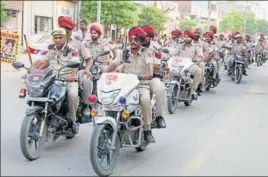  ?? SANJEEV KUMAR/HT ?? Punjab Police personnel taking out a flag march in Bathinda on Thursday.