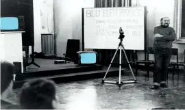  ??  ?? « Le bleu électroniq­ue : Hommage à Yves Klein ». Performanc­e et installati­on multimédia, musée de Benevento (Italie), mars-avril 1984