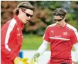  ?? Foto: dpa ?? Torhüter Marwin Hitz (links, rechts Yann Sommer) trainiert mit einer Spezialbri­l le, um die Reaktionss­chnelligke­it zu stei gern.