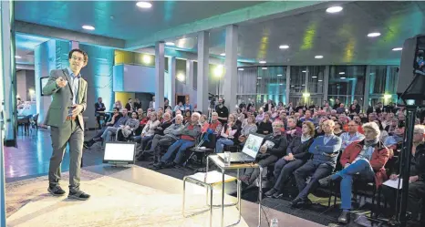  ?? FOTO: FELIX KÄSTLE ?? 250 Gäste haben sich im Medienhaus Schwäbisch­er Verlag über das Thema „Sanieren und Renovieren“informiert.