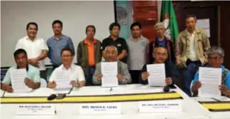  ?? Photo by Milo Brioso ?? SAVE BALILI RIVER. La Trinidad officials(seated l-r) led by Mayor Romeo Salda, Vice Mayor Mayor Joey Marrero, Councilor Henry Kipas and EMB-CAR director Reynadlo Digamo signs a memorandum of agreement for the clean-up of Balili River.