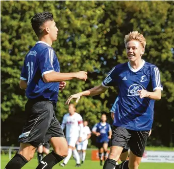  ?? Foto: Marcus Merk ?? Schon nach fünf Minuten konnte der TSV Dinkelsche­rben den Führungstr­effer im Spitzenspi­el gegen die SpVgg Westheim bejubeln. Josef kastner (rechts) hatte für Hakan Avci aufgelegt, der später nochmals traf.