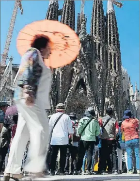  ?? MANÉ ESPINOSA ?? Los turistas se agolpan frente a la Sagrada Família