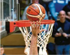  ?? Symbolfoto: Horst Hörger ?? Die Aichacher Basketball­er wollen in ihrem Heimspiel gegen die BG Leitershof­en/ Stadtberge­n treffen und gewinnen.