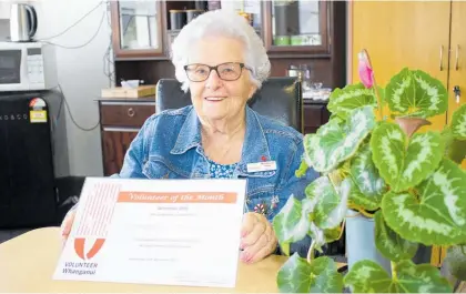  ?? ?? Margaret Rowan with her Volunteer of the Month certificat­e.