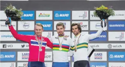 ??  ?? BERGER: Gold medalist Slovakia’s Peter Sagan (C), silver medalist Norway’s Alexander Kristoff (L) and bronze medalist Australia’s Michael Matthews pose with their medals after the men elite road race of the UCI Cycling Road World Championsh­ips in...