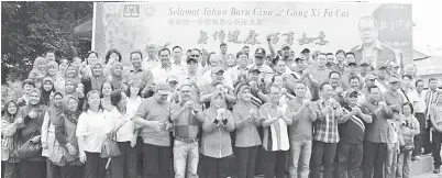  ??  ?? ISNIN bersama barisan kepimpinan BN Beaufort mengucapka­n Selamat Tahun Baharu Cina.