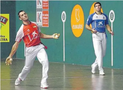  ?? Foto: Iker Azurmendi ?? Jon Ander Albisu y José Javier Zabaleta, durante un partido.