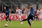  ?? GETTY ?? Mauro Icardi, 25 anni, ha sbloccato la partita trasforman­do il calcio di rigore assegnato da Mazzoleni (con l’intervento del VAR) dopo il fallo di mano di Victor Hugo: per il capitano nerazzurro si tratta del primo gol in campionato