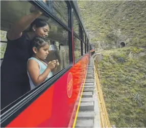  ??  ?? Los pasajeros disfrutan de las vistas mientras el tren pasa un túnel que atraviesa un volcán extinto.