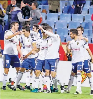  ??  ?? A TIRO. El Real Zaragoza se encuentra a un solo punto del ascenso directo.