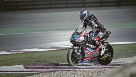  ?? Foto: Mirco Lazzari, Getty Images ?? Marcel Schrötter bei einem Neustart, nachdem er im Training die Fahrbahn auf dem Losail Circuit in Doha unfreiwill­ig verlassen hat.