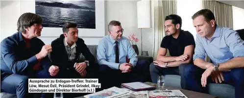  ??  ?? Aussprache zu Erdogan-Tref en: Trainer Löw, Mesut Özil, Präsident Grindel, Ilkay Gündogan und Direktor Bierhof (v.l.)