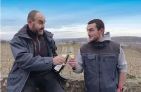  ??  ?? Les coteauxdu-lyonnais de Patrice Thollet
(ici avec son fils Pierre) se distinguen­t, ils ont été salués en février dans notre dossier biodynamie.