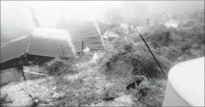  ??  ?? Cinco menores murieron después de que un alud provocado por las lluvias sepultó su vivienda en la comunidad de Tzajalhó, municipio de San Andrés Larráinzar, Chiapas ■ Foto La Jornada