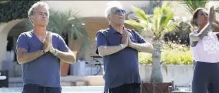  ??  ?? Zen attitude au bord de la piscine avec Gérard Darmon qui, comme Dany Brillant et Philippe Lellouche, fait partie des amis invités à participer au tournage à Ramatuelle.