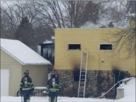  ?? KEITH REYNOLDS — THE MORNING JOURNAL ?? Firefighte­rs respond to a structure fire in the 6500 block of Lake Avenue in Elyria Township.