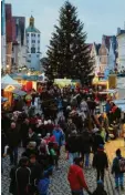  ?? Foto: Bernhard Weizenegge­r ?? Der Günzburger Nikolausma­rkt ist jedes Jahr ein Besucherma­gnet. Nächste Woche ist es wieder so weit – und auch die Altstadtwe­ihnacht im Dossenberg­erhof beginnt.