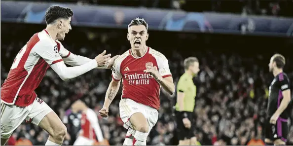  ?? FOTO: GETTY IMAGES ?? Trossard celebra su gol junto a Havertz
El Arsenal niveló la ida de cuartos contra el Bayern de Harry Kane en el Emirates Stadium