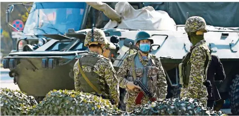  ?? FOTO: VLADIMIR VORONIN/DPA ?? Bewaffnete Soldaten der kirgisisch­en Armee stehen an einem Kontrollpu­nkt in Bischkek. Nach massiven Protesten in Kirgisista­n verhängte Dscheenbek­ow, Präsident von Kirgisista­n, den Ausnahmezu­stand in der Hauptstadt und entsandte Truppen dorthin.