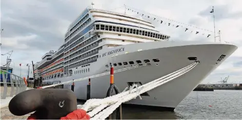  ?? FOTO: DPA ?? Das Kreuzfahrt­schiff „MSC Magnifica“im Hafen von Hamburg: Hat darauf ein Deutscher seine chinesisch­e Frau umgebracht?
