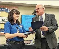  ?? CLAUDIA ELLIOTT / FOR TEHACHAPI NEWS ?? Rae Budge, dispatcher with the city of Tehachapi, receives a certificat­e of recognitio­n from Tehachapi Mayor Michael Davies on March 20.