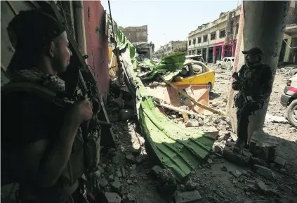  ?? Pictures Ahmad Al Rubaye/ AFP and Erik de Castro/ Reuters ?? Counter terrorism troops in Mosul surround the ruins of the Grand Al Nuri Mosque.