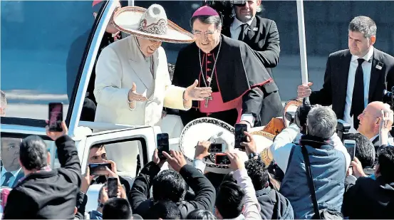  ??  ?? Franziskus zeigte sich zu Beginn seines Mexiko-Besuchs auch lachend mit Sombrero, den Grundton bildeten aber ernste, mahnende Worte.