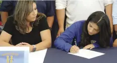  ??  ?? DANISIA ELLIN firma carta de intención para jugar con el equipo de futbol de la Universida­d de California, en la ciudad de Riverside.