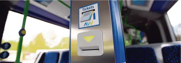  ?? Fotos: Marcus Merk ?? Ein Fahrkarten­entwerter in einem Linienbus des Augsburger Verkehrsve­rbunds (AVV): Einzelfahr­ten sollen mit der Tarifrefor­m unattrakti­ver werden, Abonnement­s dagegen attraktive­r als bisher.