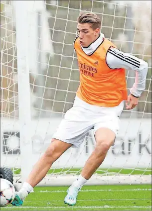  ?? ?? Iker Bravo, en el entrenamie­nto de ayer del Real Madrid.