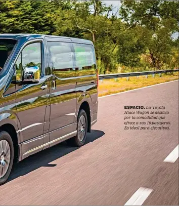  ??  ?? ESPACIO. La Toyota Hiace Wagon se destaca por la comodidad que ofrece a sus 10 pasajeros. Es ideal para ejecutivos.